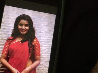 Anupama prameshwari une énorme dose de sperme sur elle. trou pour le nombril