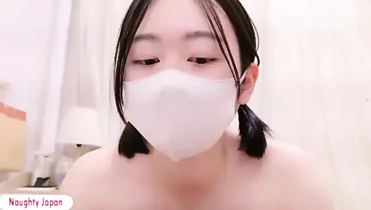 Wanita imut pucat dengan pesona alami, keingintahuan yang menyenangkan tertangkap dalam momen intim yang berfokus pada diri sendiri ke-2