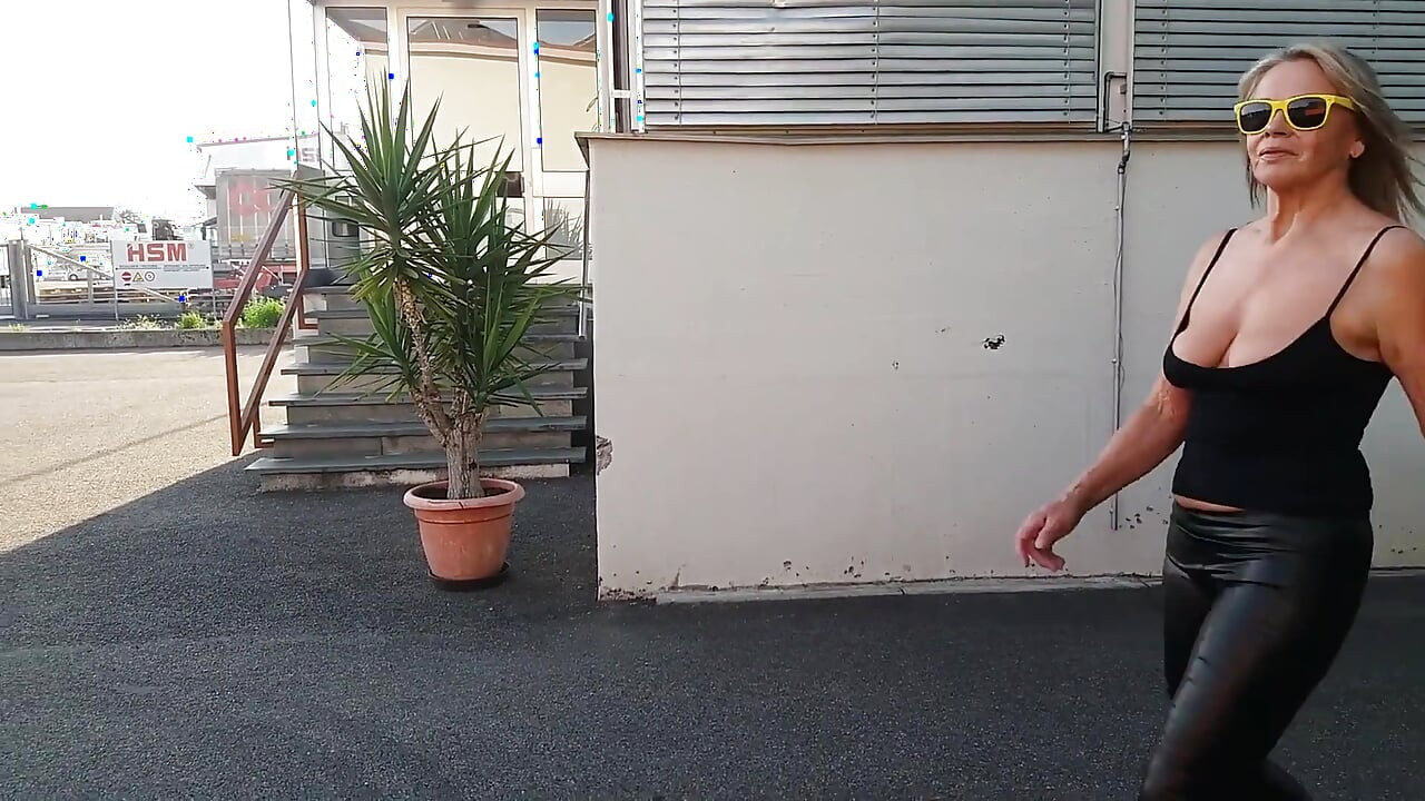 Nonna che cammina fuori con i leggings neri