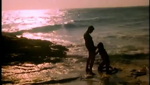 Похотливая брюнетка скачет на длинном твердом члене в океане