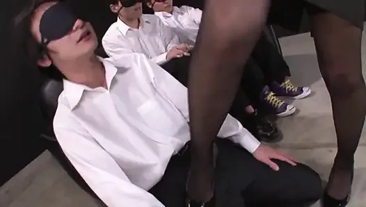 Японская крошка доминирует над 4 мужиками