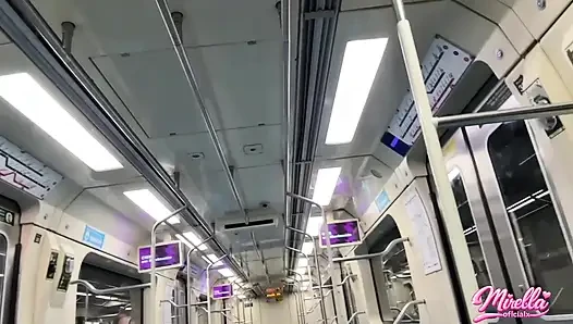 Она не может смотреть на отметку громкости и затащила меня внутри метро Сан-Паулу