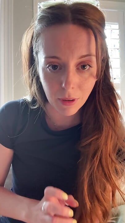 戴眼镜的辣妹告诉你如何抚摸!