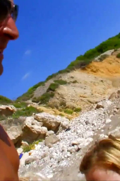 Người phụ nữ mập mạp người Pháp với bộ ngực to cưỡi một con cu cứng trên bãi biển