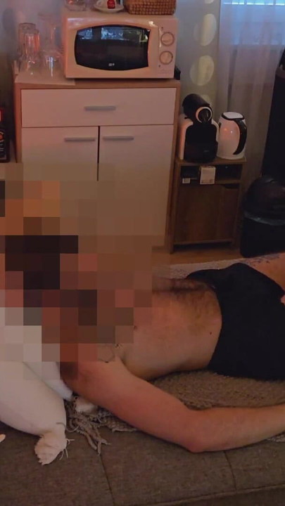 Dlakavi trkač s ravnim mišićima dobiva pušenje kurca i obožavanje tijela | Isječak 1