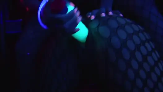 Pelacur lesbian dengan fishnet saling ngentot pakai dildo