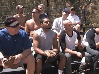 Um time de beisebol cheio de putas usa seus corpos para distrair o oponente
