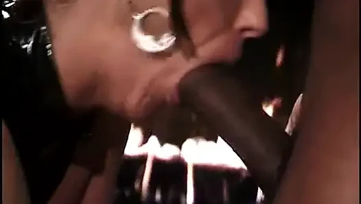 Dominant esmer sarışın köle kız mastürbasyon yaparken iki siyah yarağı emiyor