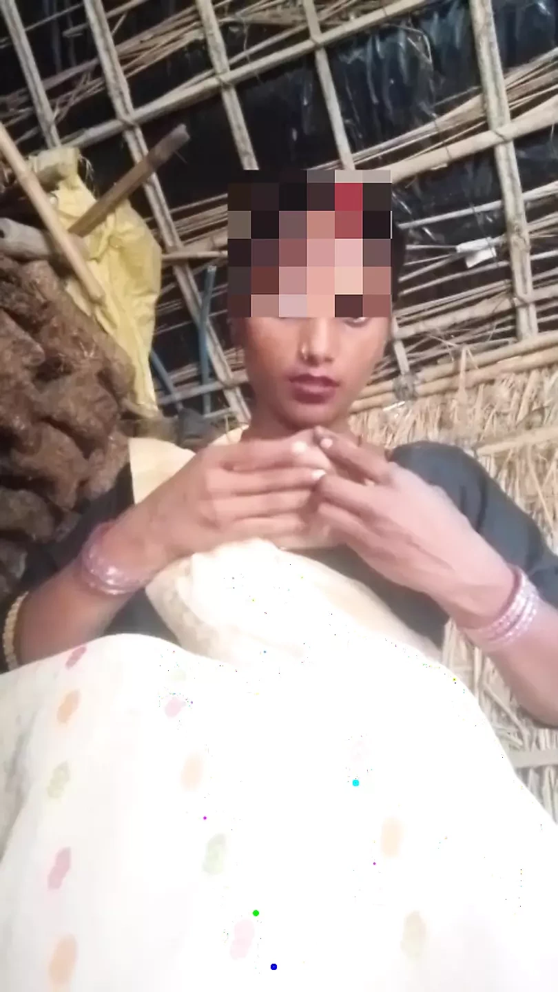 Desi aunty's chut ki malai nikal li finger kar