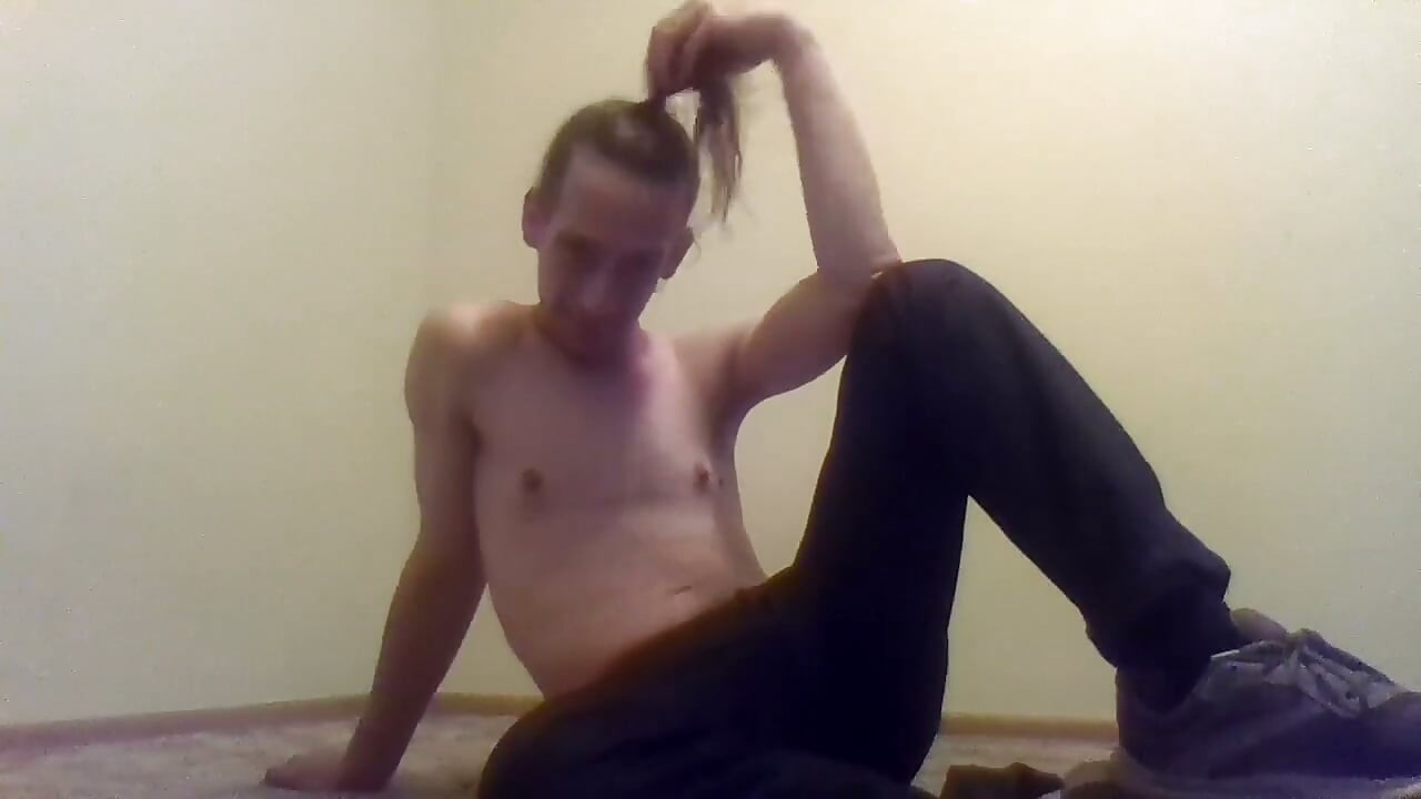 Transgirl nahoře bez si čistí vlastní vlasy