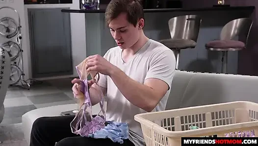 Seksi orta yaşlı seksi kadın Ryan Keely bakire bir yarağı içine alıyor