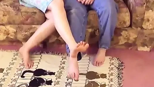 Esmer kadın beyaz adamın küçük yarağını emmek için soyunuyor ve diz çöküyor