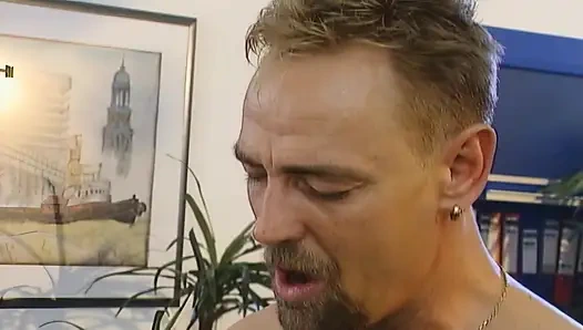 Блондинка-бомба Жадно Заглатывает Массивный Член