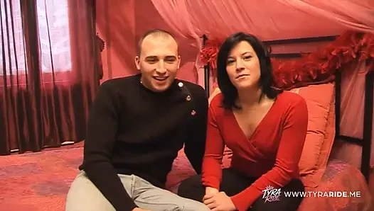Kurvige brünette MILF im schlafzimmer mit Nahaufnahme hart gefickt