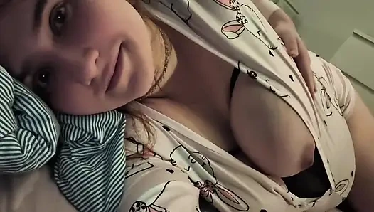 Pemandangan intim di tempat tidurku