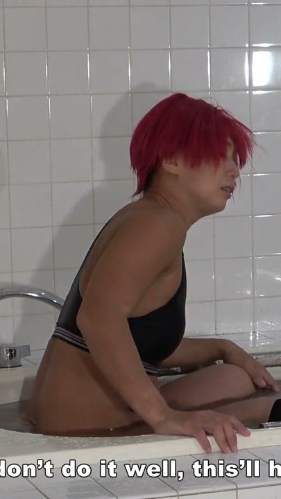 Japanese Femdom Slave Dunked in Bathtub | Klipp 3