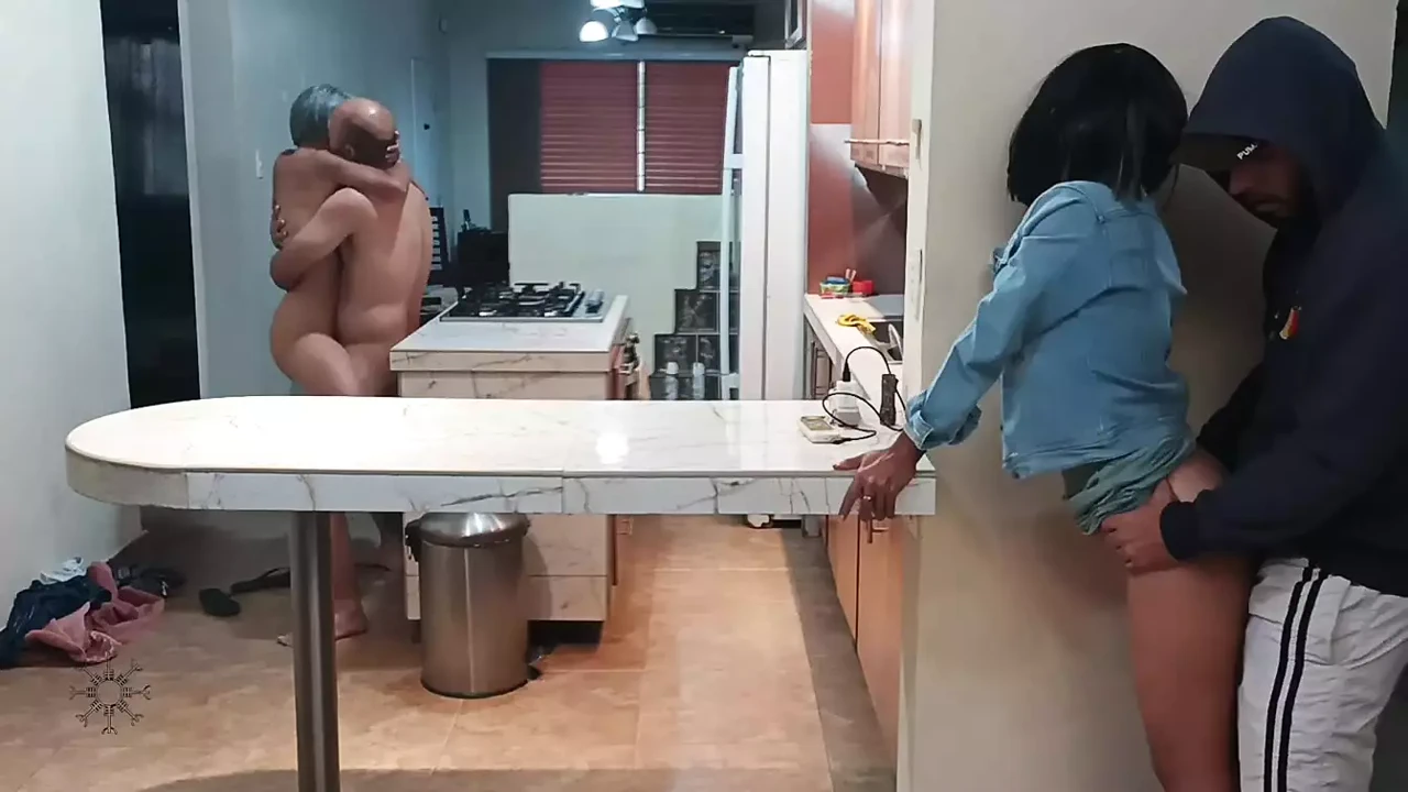 我看到我的继妹操我的男朋友，最后我为了报复而操我的继兄弟。