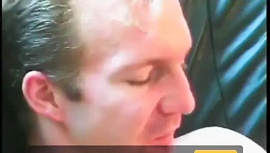 Azgın adam kanepede amını yaladıktan sonra seksi hatunla sert sikişiyor