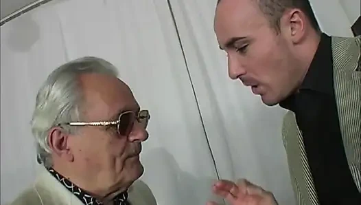 Gadis pirang seksi dobel penetrasi anal threesome