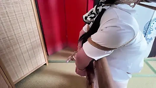 Xr22-das mädchen wurde an eine Säule gefesselt und diszipliniert.