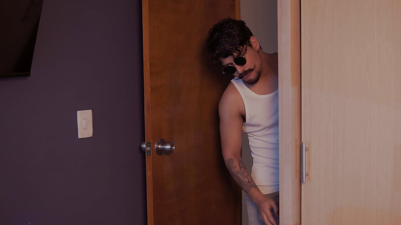 Buscando a Mi Hermanastra Me Consigo Con Su Novia, Follamos Y Ella Nos Ve