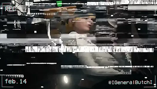 Beyaz saçlı bir kız garajlarında zenci bir adam tarafından sikiliyor