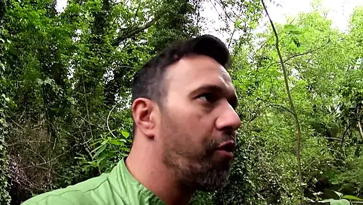 Cewek sange ini didobel penetasi liar di hutan