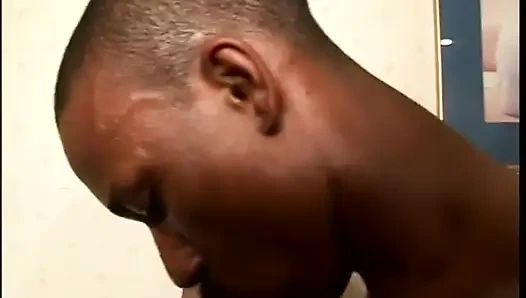 Wunderschönes schätzchen genießt ihre nasse fotze, die von einer riesigen harten stange tief gebohrt wird