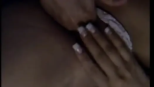 Milf wird gefingert und dann auf der couch ausgefressen