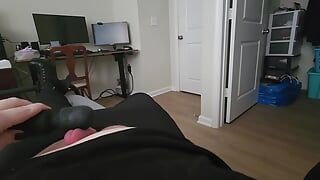 Awek transeksual Goth berseronok dengan penggetar di atas katilnya selepas pagi malas.