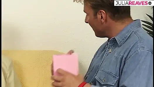 Yaramaz kız dildo adamı sakso çekiyor ve sikiyor