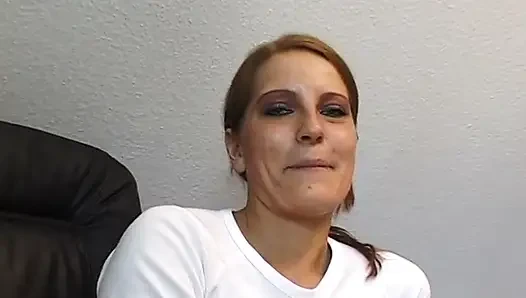Sexy schlampe masturbiert im büro