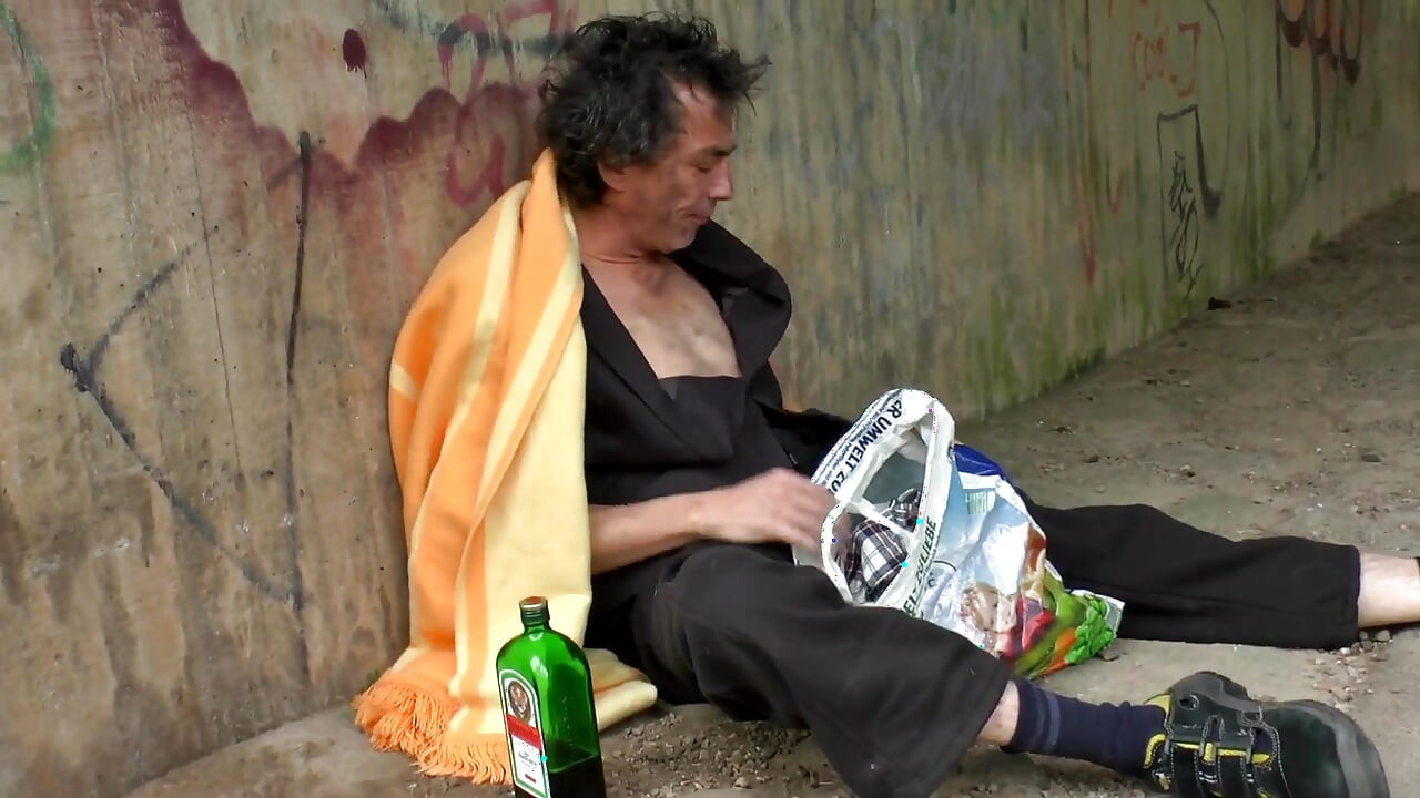 Brünette brünette MILF mit dickem arsch wird im badezimmer gefickt