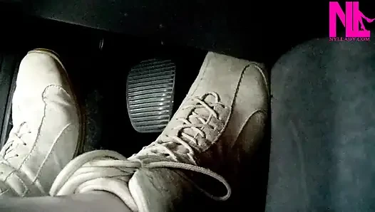 Süet yumuşak düz çizmeler içinde sürüş ve pedal pompalama