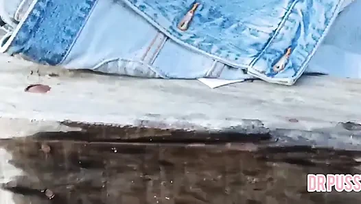 Çok ıslak bir amcıkla parkta tek başına birkaç fışkırtma yarak düşünüyor