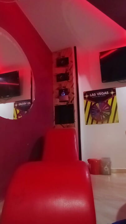 Montando a mi joven vecina en la silla del amor y tengo un intenso orgasmo y luego me olvidé de la cámara