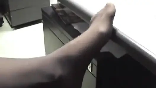 Раздевание попки в офисе