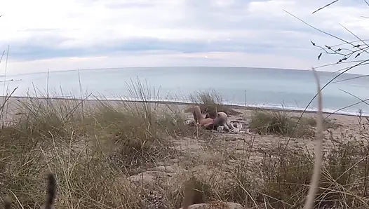 Bu guru perancis yang nakal nyepong kontol amatir di depan pantai sambil bugil sampai dicrot sperma - misscreamy