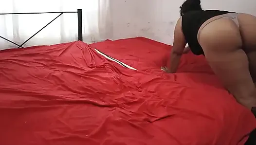 Seksi üvey anne yatak odasını tangayla temiziyor ve üvey oğlu için kendini filme alıyor