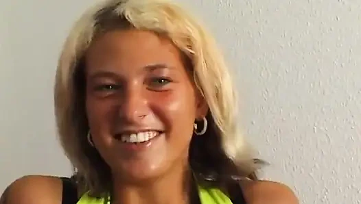 Шлюха-блондинка с маленькими сиськами трахает пальцами ее манду на кастинге