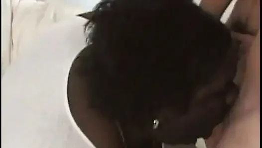 Wanita kulit hitam besar mengambil tiga kontol pada saat yang sama