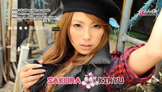 Красивый брюнет Sakura Kiryu сосет большой волосатый трах-палку