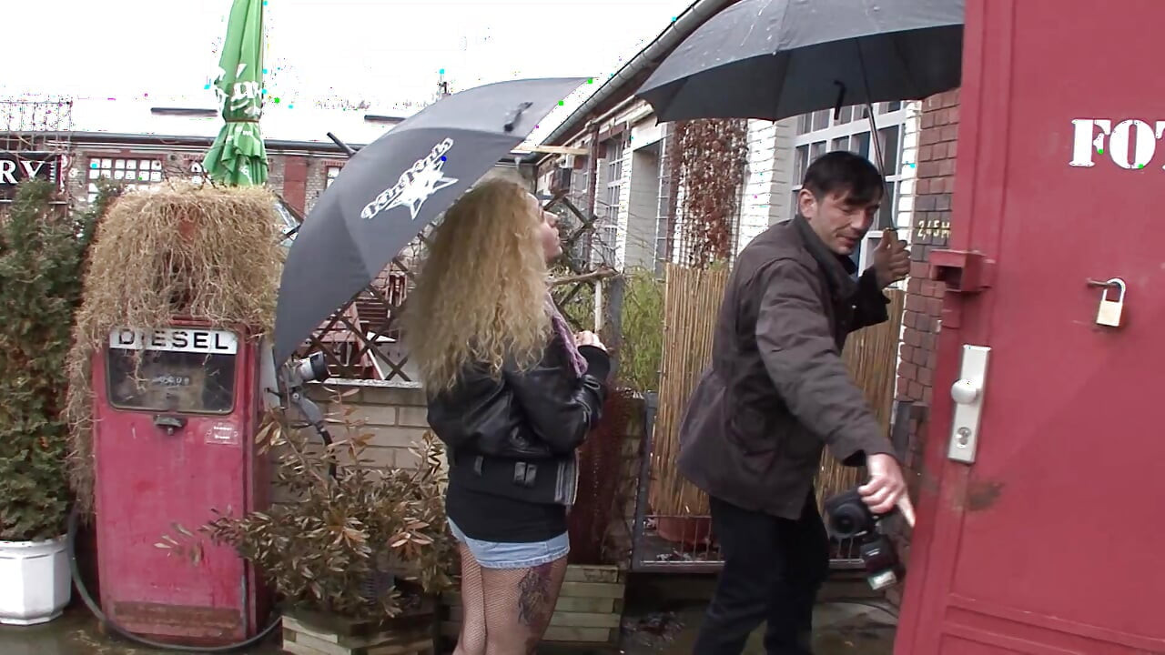 مثير شقراء وقحة الألمانية مارس الجنس على طاولة البلياردو