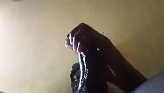 Büyük siyah yarağımı okşuyor
