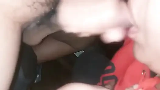 Kız arkadaşımın üvey annesi sikimi emiyor, eyvah! Ağzında bitiriyorum ve o yutuyor