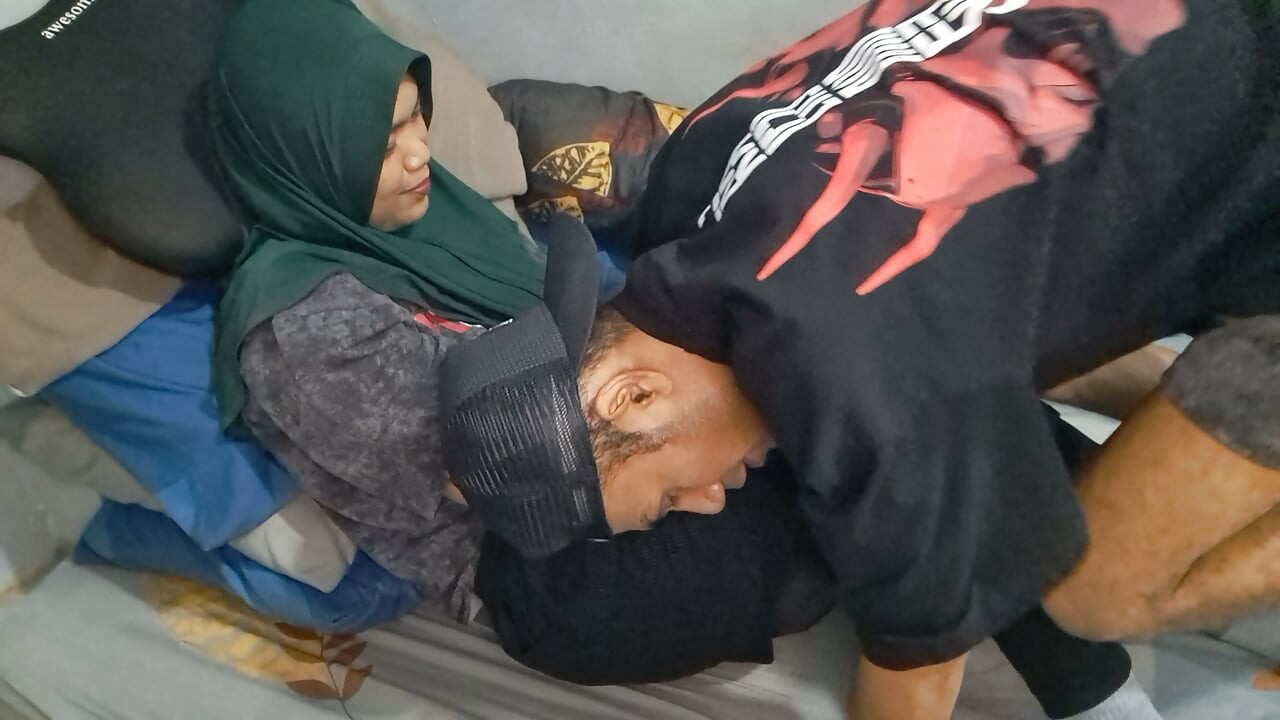 Dì dâu Hijab ở lại nhà tôi một đêm.