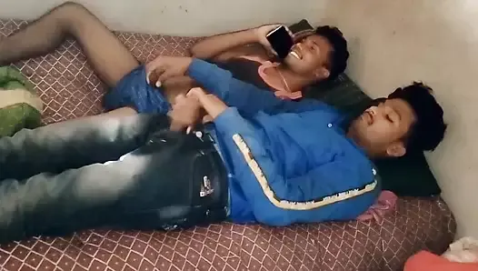 Jeune couple indien matin, je vois mes frères baiser le cul - film desi gay en voix hindi.
