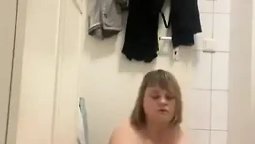 Amputiertes mädchen hat spaß mit ihrem großen dildo