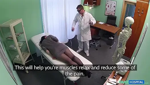 Esmer kadın masaj aletini seks oyuncağına dönüştürüyor
