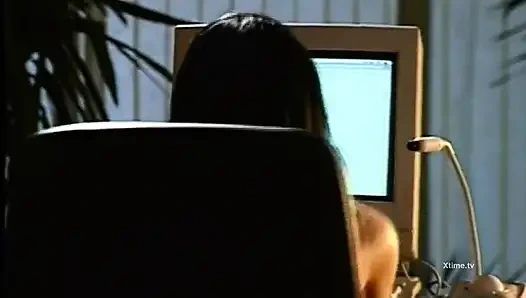 Cewek hot rambut cokelat dengan lingerie merah lagi asik nyepong kontol sampai dicrot di muka